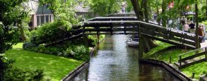 Giethoorn, el lugar al que tendrás que ir sin coche - article-2093144-118046E0000005DC-939_964x378-300x118