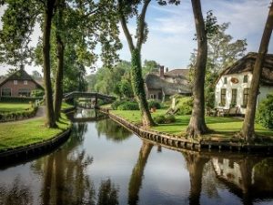 Giethoorn, el lugar al que tendrás que ir sin coche - benatky-raselina-holandsko-dedina-lode-kanaly-giethoorn-300x225