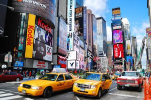 Lugares para viajar solo por el mundo - comportarse-guia-nueva-york-times-square-taxis-300x200