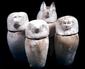 Museo Egipcio de Barcelona - Vasos-funerarios-300x243