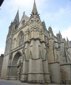 Vannes, joya vetona del Morbihan - The-Cathedral-of-SaintPierre-250x300